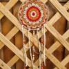 attrape reve corde rouge blanc orange plume perle ceramique 3 etombées de bandes de tissu blanc fluide sous l attrape rêve encordé