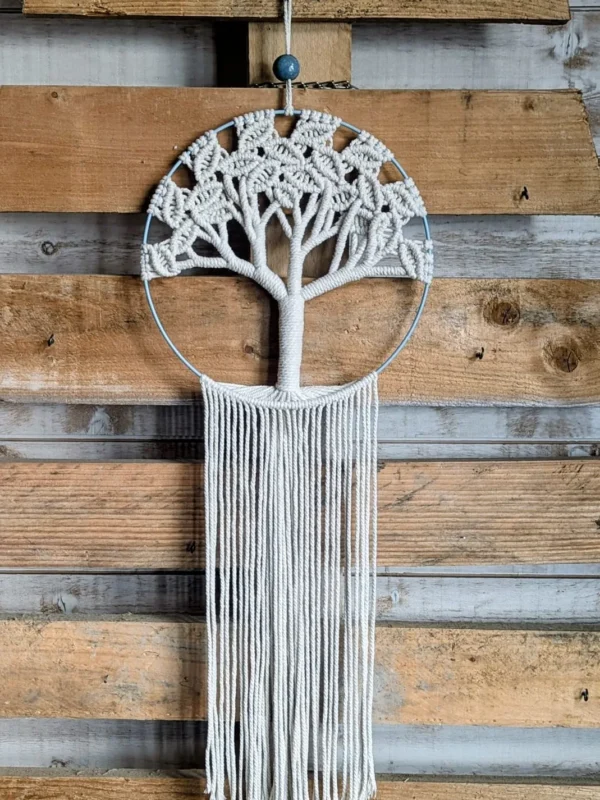 Suspension murale macramé arbre blanc sur cercle avec franges retombantes