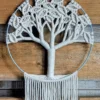 mac arbre blanc 2 Détail suspension murale macramé arbre blanc sur cercle avec franges retombantes