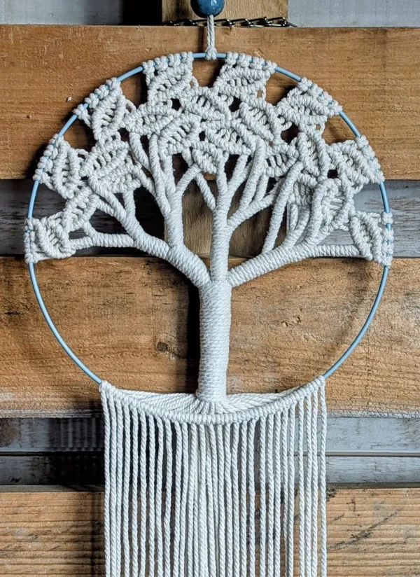 mac arbre blanc 2 Détail suspension murale macramé arbre blanc sur cercle avec franges retombantes