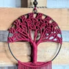 Détail suspension murale macramé arbre rouge sur cercle avec franges retombantes