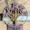 mac cerclage acier vert arbre rose Détail du tressage du tronc brun et des feuilles roses en macramé fait main sur cercle vert