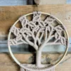 mac cercle bois arbre beige 2 Petite suspension macramé arbre de vie tronc brun clair et feuillage brun sur cerclage en bois avec tresse et retombées brunes