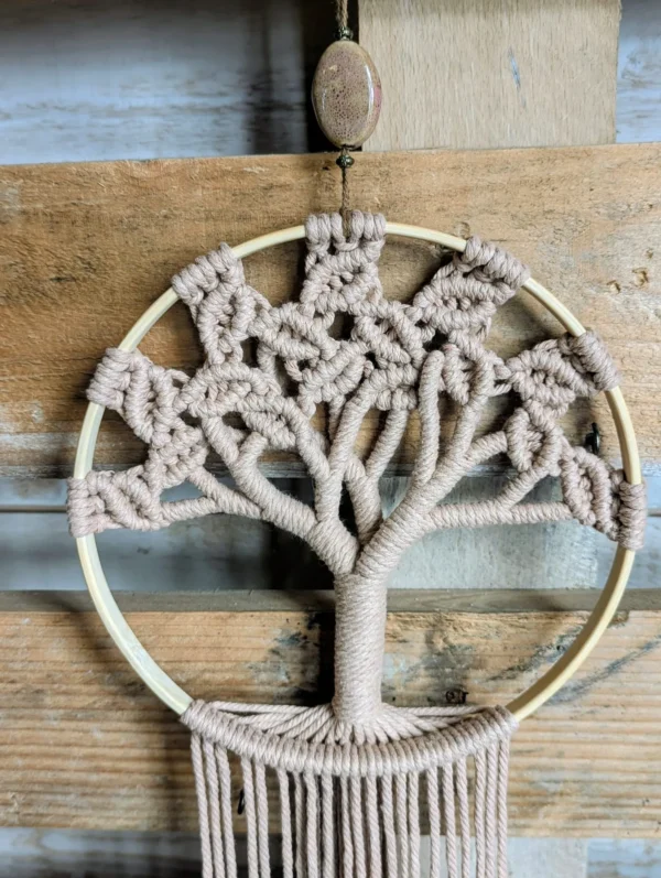 mac cercle bois arbre beige 2 Petite suspension macramé arbre de vie tronc brun clair et feuillage brun sur cerclage en bois avec tresse et retombées brunes