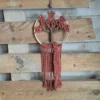 Petite suspension macramé arbre de vie tronc brun et feuillage brique sur cerclage en bois avec tresse et retombées brique