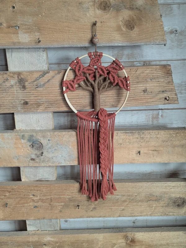 Petite suspension macramé arbre de vie tronc brun et feuillage brique sur cerclage en bois avec tresse et retombées brique