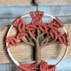 Détail du tressage brique autour du cerclage en bois et des franges retombantes en macramé fait main