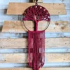 Suspension macramé arbre de vie rouge avec retombées rouges sur cerclage en acier noir