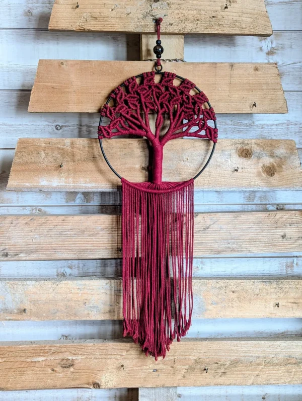 Suspension macramé arbre de vie rouge avec retombées rouges sur cerclage en acier noir